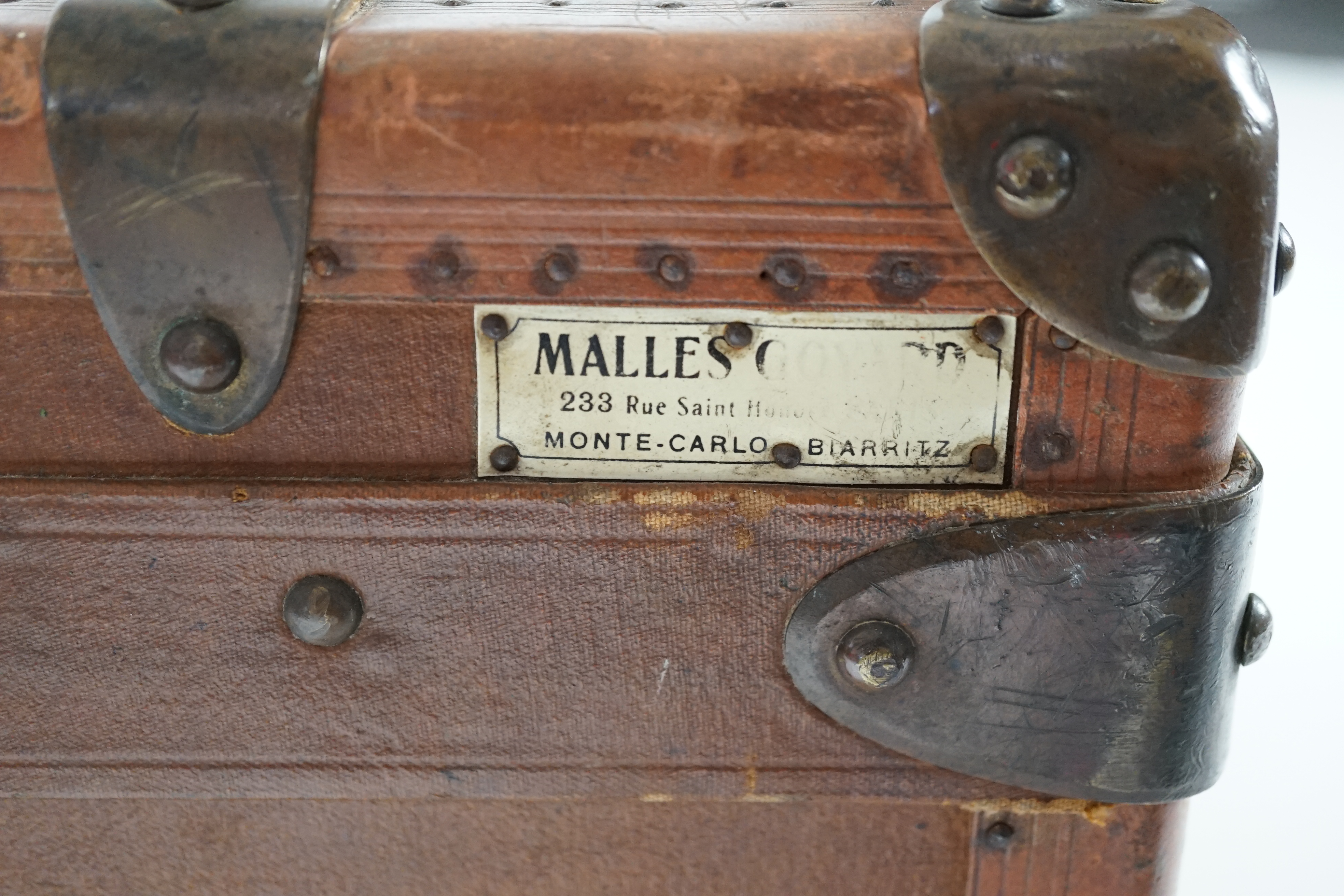 E. Goyard Aine, 233 Rue Saint Honore Paris, a late 19th or early 20th century canvas covered travelling trunk, brass mounted with ash batons, height 48cm, width 86cm, depth 49cm